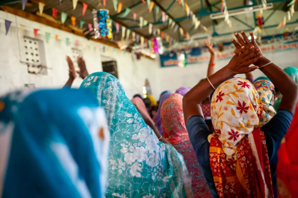 women worshipping