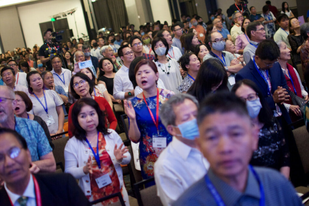 Vietnamese crowd singing 2048x1365 1