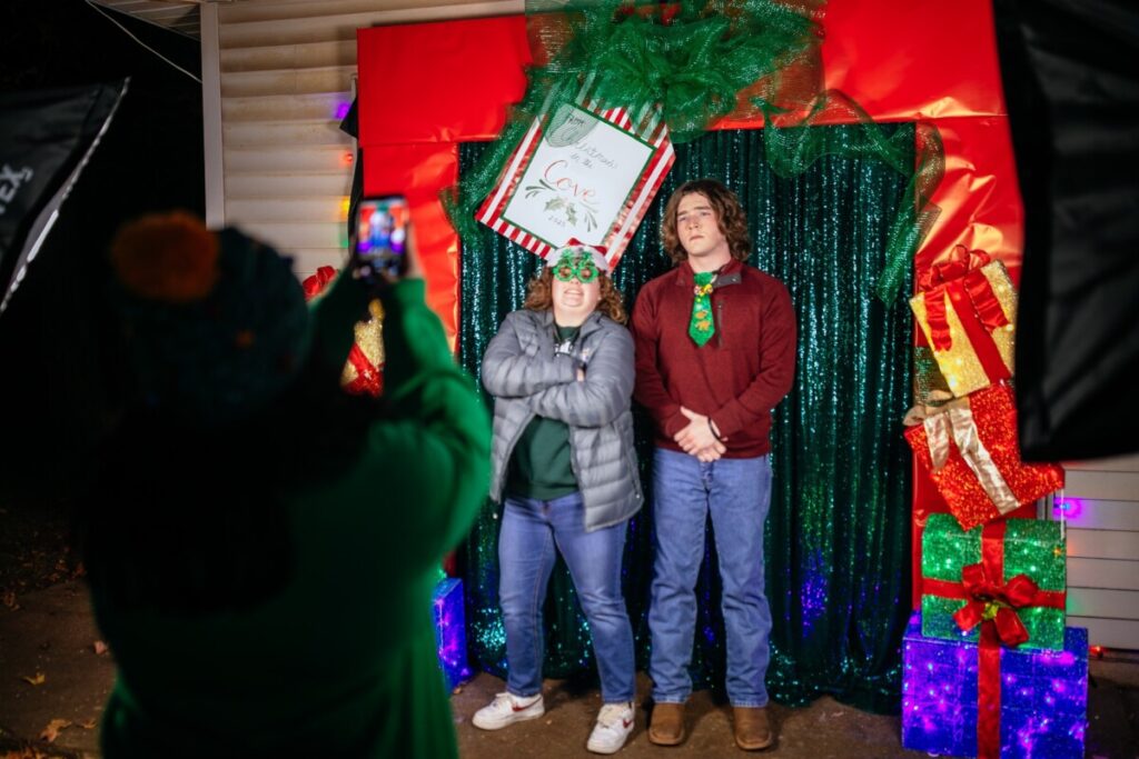 Photo Gallery: Arkansas Baptists celebrate Christmas 17 WilliamsChristmasontheCove1